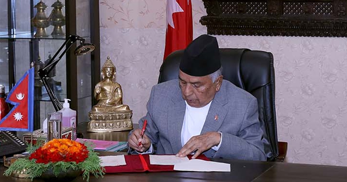 मध्यरातमा राष्ट्रपतिद्वारा दुई विधेयक प्रमाणीकरण